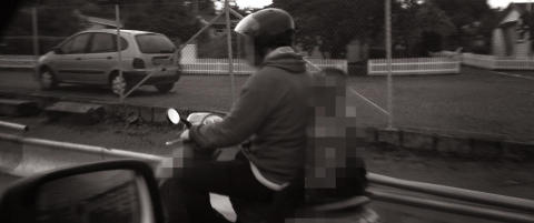 Her kj�rer han skuter med et lite barn uten hjelm