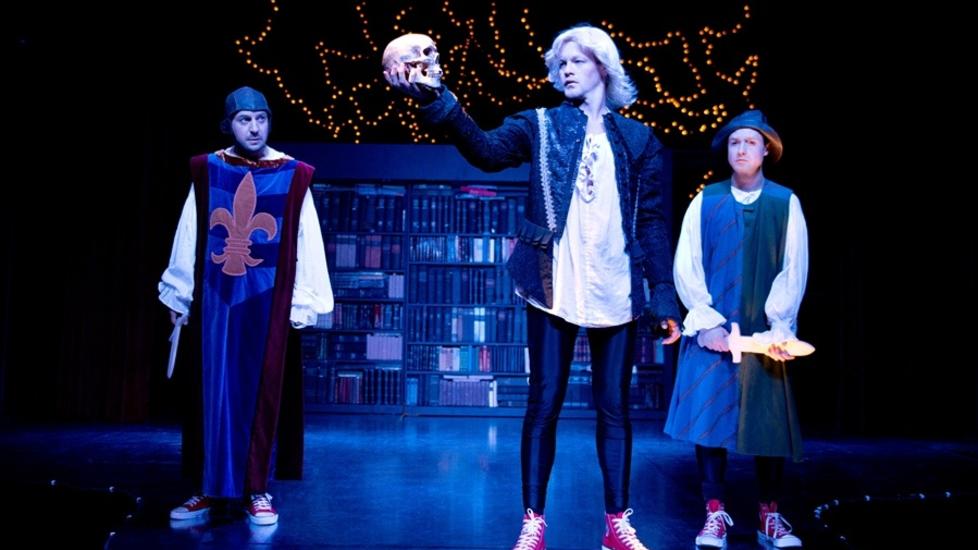 GRAVALVOR: �ystein Maritnsen, Glenn Andr� Kaada og Lars Funderud Johannessen finner i �Absolutt Shakespeare� mest komikk i det mest h�ytidelige i William Shakespeares forfatterskap. S�rlig f�rstnevnte overbeviser i sine ungpikeroller. Foto: Emile Ashley/Rogaland Teater.