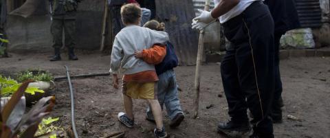 Carlos (6) s� familien bli henrettet - n� m� han selv ta vare p� s�steren (4)