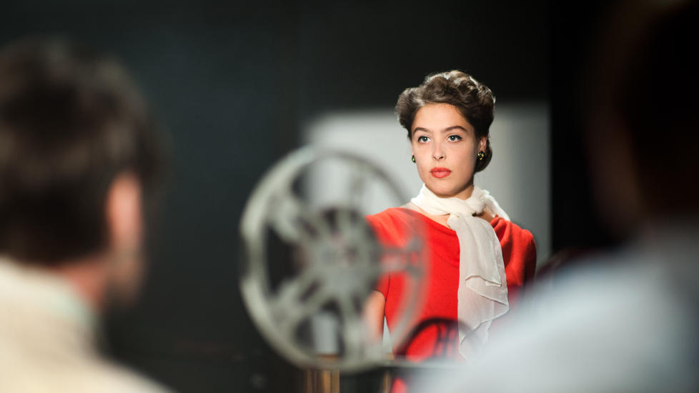 SVENSKE SYNDEN: Maria (Ingrid Rusten), skaper b�lger i Misjonsselskapets farvann n�r hun feier inn p� kontoret deres med sine ambisjoner om � lage kunstfilm, i Yngve Sundvors �Oh My God�. Foto: Emile Ashley/Rogaland Teater.