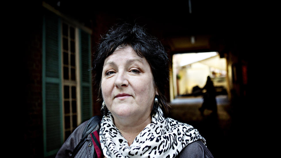 RAGDES KRIMKOLLEKSJON:  Anne B. Ragde startet sin forfatterkarriere med � skrive krimnoveller, blant annet for A-magasinet. N� er 35 av disse novellene samlet mellom stive permer. Foto: NINA HANSEN / Dagbladet