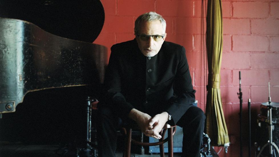NUMMER FIRE: �Sunken Condos� er det fjerde soloalbumet til Steely Dan-vokalist og tangentmann Donald Fagen p� 30 �r. Tonen er lettere og mer leken enn p� en stund, om ikke mindre nevrotisk. Foto: Warner Music