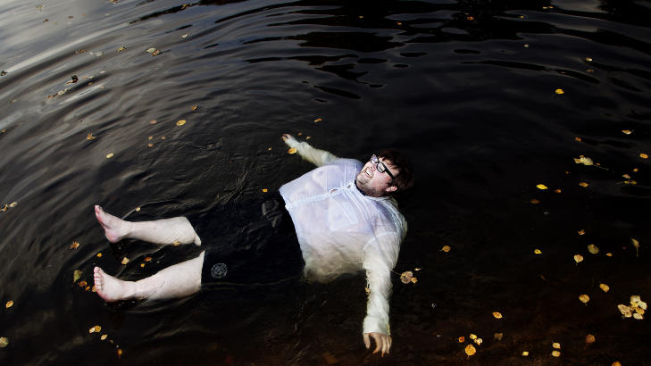 Vektl�s: J�rgen har drevet med vannaerobic i oppveksten, og elsker f�lelsen av � flyte. Denne h�sten ble �Pitbullterje�-skuespilleren fedmeoperert og l�p 3-kilometeren i Oslo maraton. - Jeg vil bevise at ogs� overvektige kan v�re i aktivitet. N� vil jeg ikke la muligheten g� fra meg til � f� s� god helse som mulig.