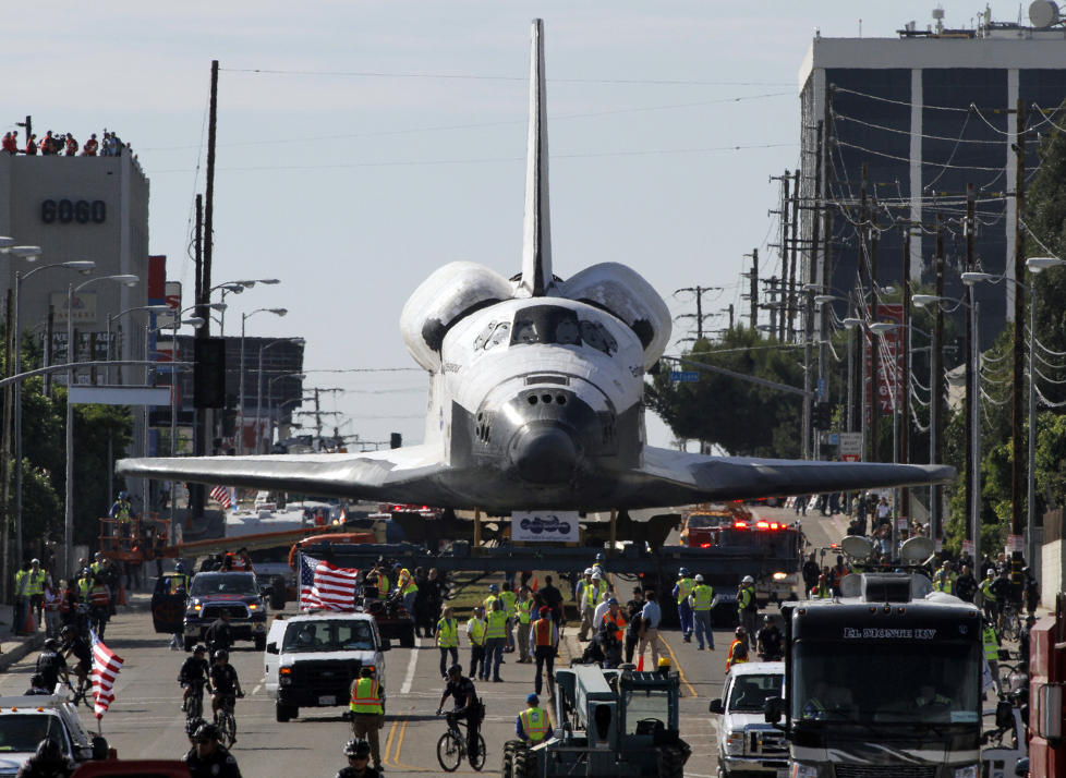 TRANGT: Mens gatene i Los Angeles er brede i norsk m�lestokk, blir de i overkant trange n�r trafikken best�r av ei romferje. �Endeavour� er n� rundt halvveis i �kj�returen� til California Science Center hvor den skal stilles ut. Foto: REUTERS / Jonathan Alcorn / NTB Scanpix