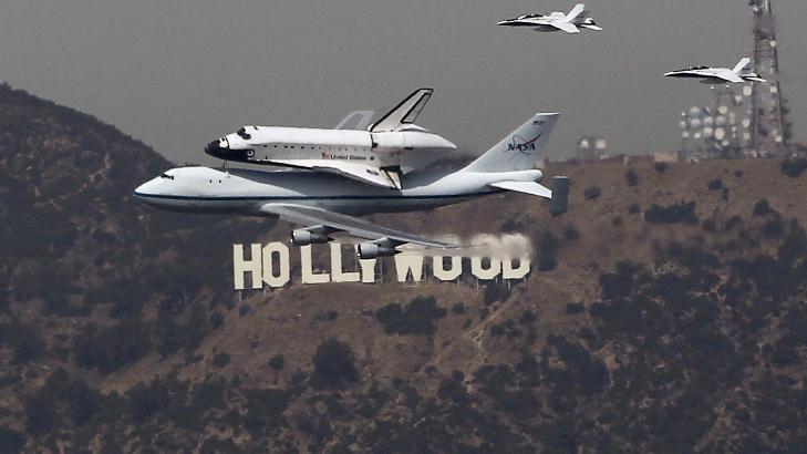 PASSASJER: Plassert på ryggen til en spesialbygget jumbojet, landet «Endeavour» i Los Angeles 21. september. I går startet den aller siste etappen før fartøyet pensjoneres: kjøreturen fra flyplassen til utstillingsplassen på California Science Center. Foto: REUTERS / Mike Blake / NTB Scanpix PASSASJER: Plassert på ryggen til en spesialbygget jumbojet, landet «Endeavour» i Los Angeles 21. september. I går startet den aller siste etappen før fartøyet pensjoneres: kjøreturen fra flyplassen til utstillingsplassen på California Science Center. Foto: REUTERS / Mike Blake / NTB Scanpix