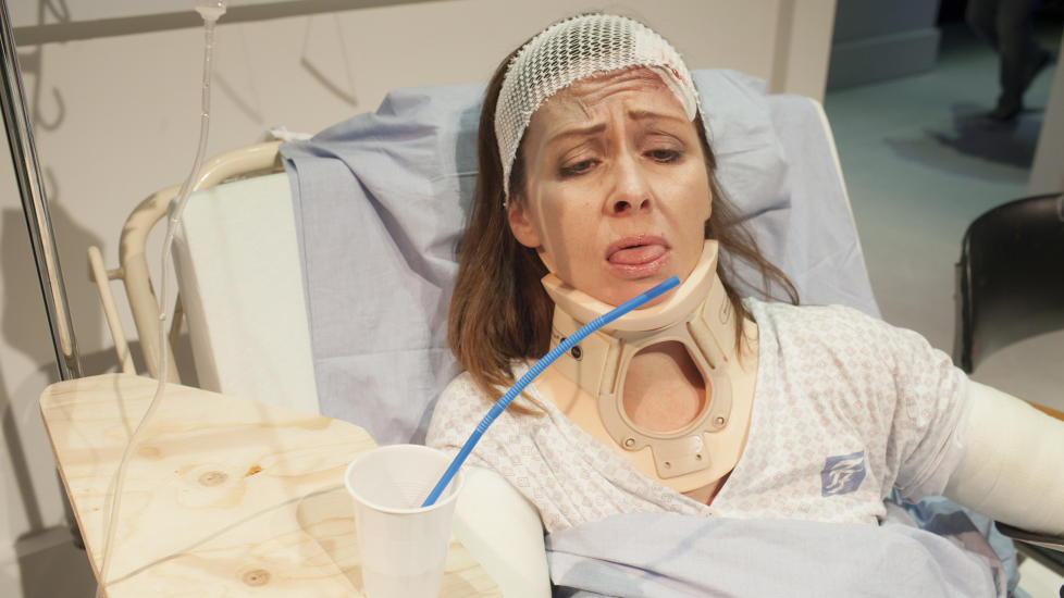 DIVA I SYKEHUSDRAMA: Janne Kokkin er den trafikkskadde teaterdivaen med et overaktivt fantasiliv og store evner til � manipulere. Men hvem er det som manipulerer henne? Foto: GT Nergaard, Tr�ndelag Teater