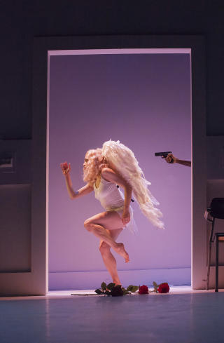 FANTASIFULLT: Fannys tankesprang blir til dansescener med absurd tilsnitt. Her er Martha Standal og Kingsford Siayor. Foto: GT Nergaard, Tr�ndelag Teater.