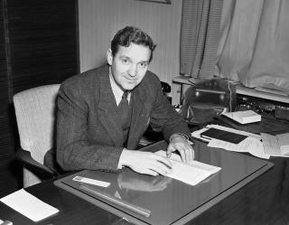 FOLKEHELT IN SPE: Ingeni�r Olav Selvaag ved skrivebordet p� sitt kontor.  Foto:  NTB / Scanpix .