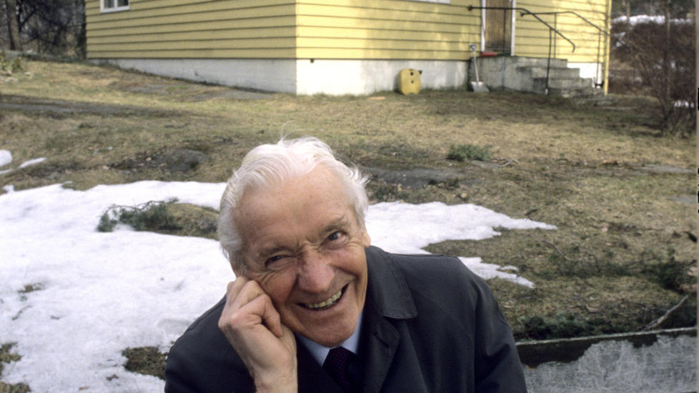 EKSEMPELETS MAKT: Olav Selvaag (1912-2002) i 1988 foran Ekeberghuset, ford�mt av bygningsmyndighetene, bejublet av folket og statsminister Gerhardsen. Foto  Bente Bjercke / Osloavisen  / SCANPIX .