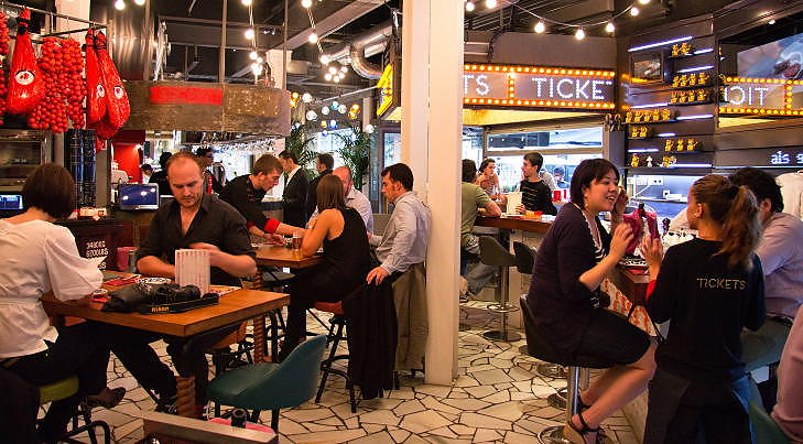 LANGVEISFRA: Australske Emily Saunderson og Anthony Leenders (ved bordet til venstre) er p� ferie i Spania og Italia. Bordet p� Tickets har de booket for lenge siden. Foto: FRAN FERNANDEZ