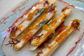 SKJELL-SETTENDE: Knivskjell med thaikrydder hos Dos Palillos. Foto: FRAN FERNANDEZ