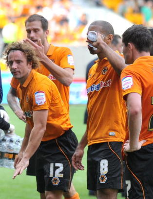 Manageren tok med Wolves-spillere p� bar f�r bunnkamp