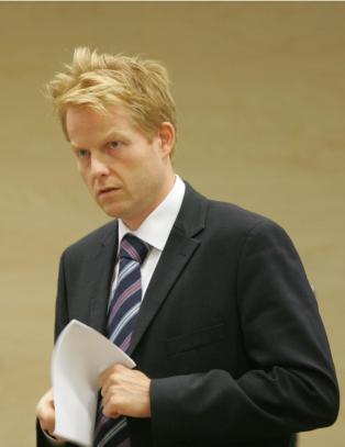 - Jeg pr�ver p� ingen m�te � instruere mediene.