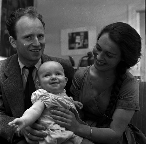 GLADE FORELDRE: Her er Karin Stoltenberg og Thorvald Stoltenberg med barn, Camilla Stoltenberg, anno 1958. Foto: Scannet fra filmnegativ. Sv/hv.
Foto: Dagbladet GLADE FORELDRE: Her er Karin Stoltenberg og Thorvald Stoltenberg med barn, Camilla Stoltenberg, anno 1958. Foto: Scannet fra filmnegativ. Sv/hv.
Foto: Dagbladet