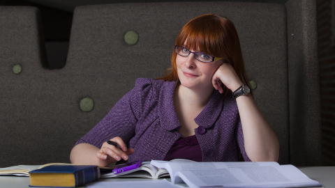 F�rst ute: Norges f�rste twittermelding ble sendt ut av Elisabeth Irgens Cas�n Pihl (23) i 2006, og l�d: �I need a hug�. I dag studerer hun litteraturvitenskap i Troms�, og finner st�tte blant medstudenter via Twitter. Foto: Marius Fiskum