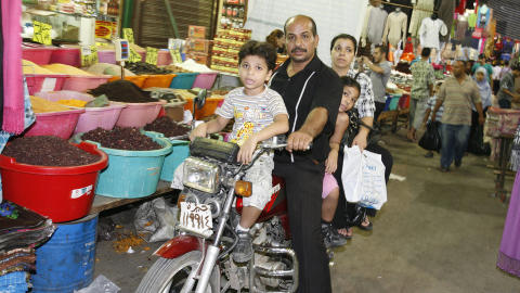 FORSIKTIG I TRAFIKKEN: Det farligste du kan gj�re i Egypt, er nok � bevege deg ut i trafikken. Trafikkregler finnes ikke. Denne familien kj�rte like godt inn p� markedet p� motorsykkel. Foto: EIVIND PEDERSEN
