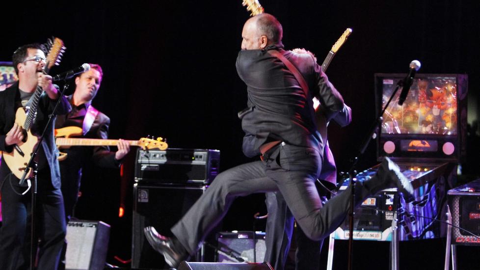 AVLEDNINGSMAN�VER: Pete Townshend brukte opprinnelig gamle ballettdansertriks til � vende publikums oppmerksomhet mot kroppen, og ikke mot ansiktet hans. N� er splitthoppet og �vindm�lle�-gitarspillingen ikonisk rockehistorie. Foto: Fred Chartrand / AP / NTB SCANPIX