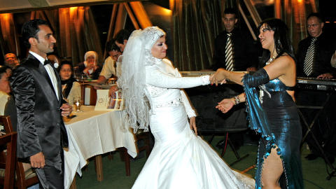 BRUDEDANS: Magedanserinnen Hena kaster seg inn i en heftig svingom med brudeparet som valgte � feire sin store dag p� en cruiseb�t p� Nilen. Foto: EIVIND PEDERSEN