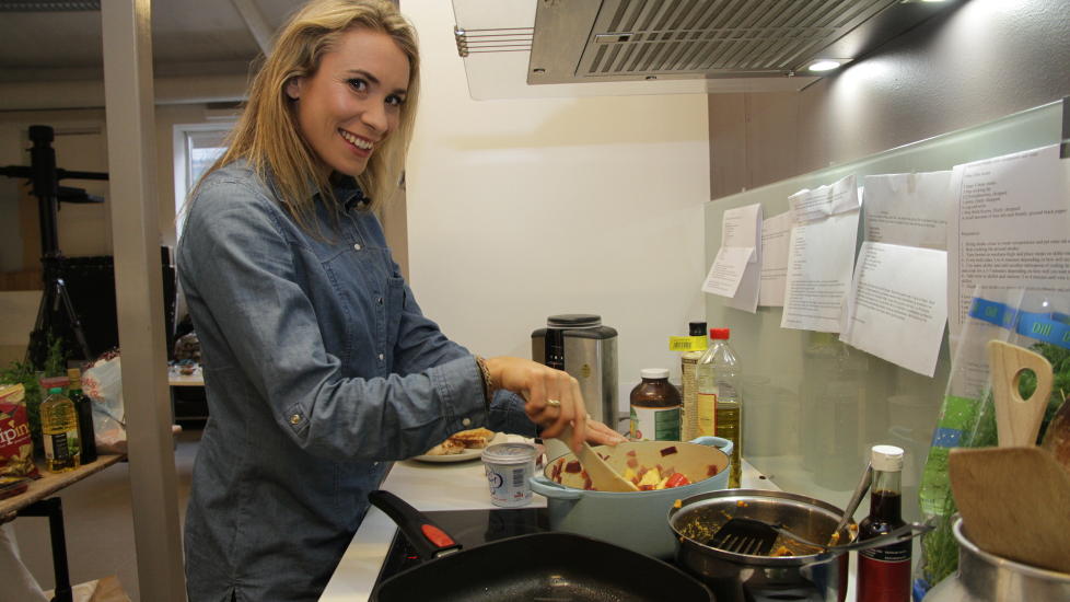 MATFOKUS: Ingvill M�kestad Bovim jobber for tiden knallhardt med � bli ferdig med sin nye kokebok �Winning food�, som kommer i butikkene i desember. Her lager hun Usain Bolts favorittrett, som er en jamaicansk versjon av svinekoteletter. Foto: P�l Marius Tingve / Dagbladet