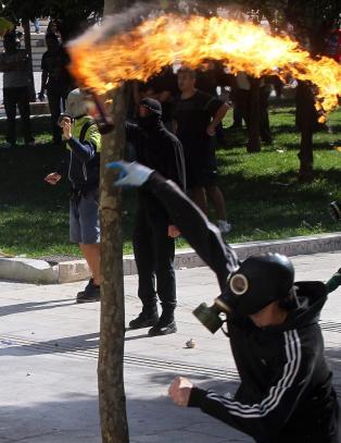 200 maskerte personer angrep politiet