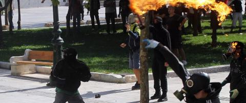 200 maskerte personer angrep politiet