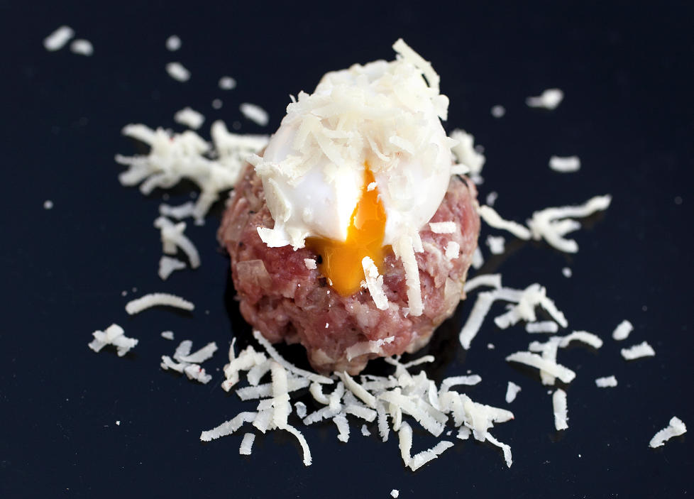 R� behandling: Dagens mesterkokker kan v�re en pr�velse � forholde seg til, men maten deres er - p� sitt beste - fantastisk. Her er Derrick Styczeks biff tartar.