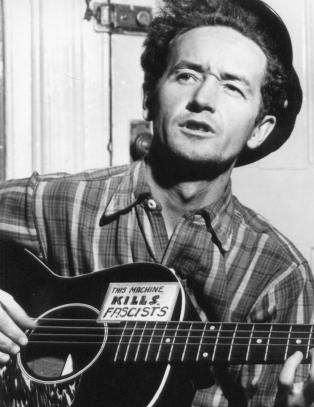Woody Guthrie (100) lever og bor i Halden