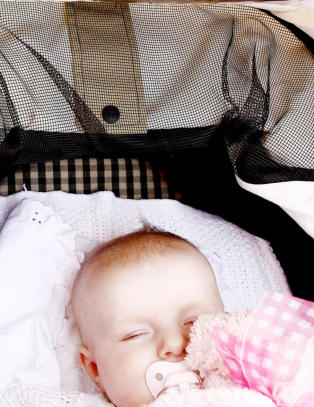 - Hvordan ta h�nd om en liten baby helt alene?