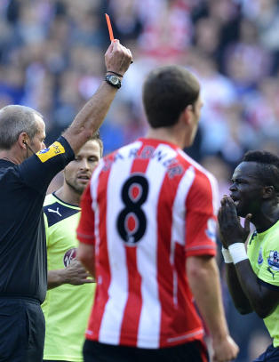 Omdiskutert r�dt kort da selvm�l ga uavgjort i derbyet