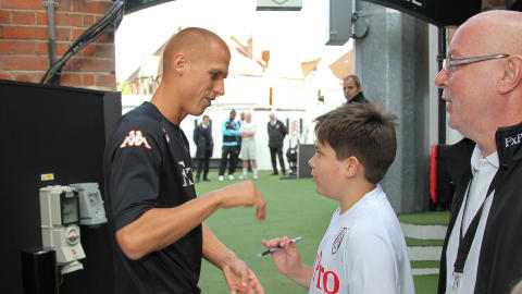 AUTOGRAF: Scott sikret seg mange autografer, her fra Fulhams midtbanemann Steve Sidwell. Foto: BAZ SEAL