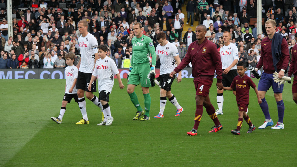 P� BANEN: Med kaptein Brede Hangeland ved sin h�yre side f�r en stolt Scott Perez Hansen �ren av � lede Fulham-laget ut p� Craven Cottage. Til h�yre Vincent Kompany og Joe Hart i spissen for Manchester Citys stjernegalleri. Foto: BAZ SEAL