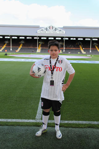 LYKKELIG: Scott Zebastian Perez Hansen, spent og glad f�r kampstart. Selv spiller han i angrep for 2001-laget til Teisen IF i Oslo.  Foto: BAZ SEAL