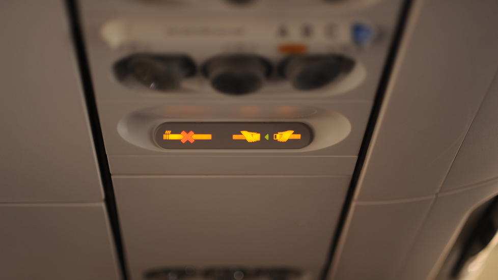 AVGANGSSIGNAL: Dagbladets reiseekspert, flykaptein Knut Berger, forteller at kapteinen om bord i flyet blinker med �fest setebeltet�-lyset for � gi kabinbesetningen signal om at flyet snart tar av, og at de m� v�re i avgangsmodus. Illustrasjonsfoto: ED.WARD/CREATIVE COMMONS