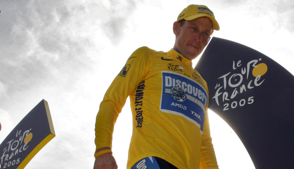 FJERNET TOUR-TITLER FRA TWITTER-KONTO: Lance Armstrong beskriver ikke seg selv som Tour-vinner p� nettstedet Twitter. Han fjernet dette etter UCI-dommen som kom i g�r. Foto: AFP PHOTO JOEL SAGET