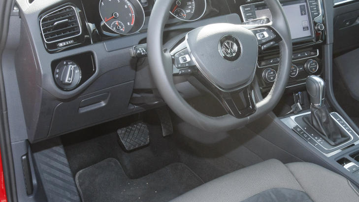 MYE LIKT: Den nye Golfen er ikke revolusjonerende, og ligner mye p� forgjengeren, men ser du godt etter, finner du oppgraderinger b�de her og der.