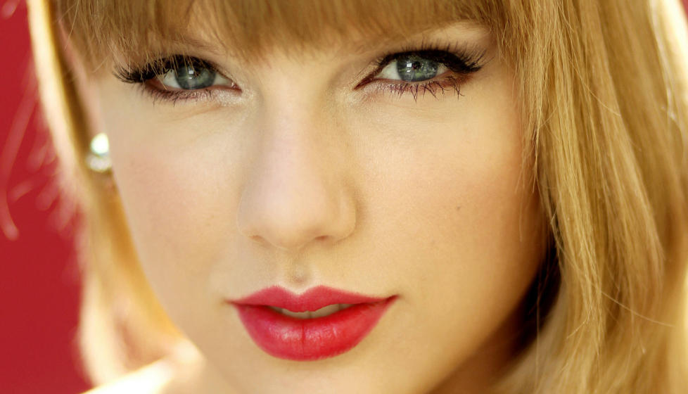 HINSIDES UNG OG LOVENDE: Taylor Swift (22) er framme ved sitt fjerde album. Det er karrieremaksimerende i alle ordets betydninger. Etter dette kan hun tillate seg hva som helst. Foto: Matt Sayles / Invision / AP / NTB Scanpix