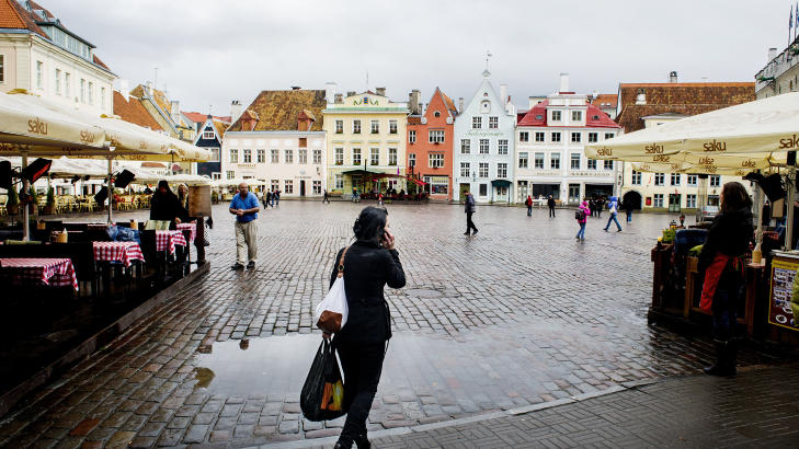 R�DHUSPLASSEN:  R�dhuset p� Raekoja Plats 1 fra 1400-tallet, er den eldste ikke kirkelige bygning i  Estland. Foto: JOHN TERJE PEDERSEN