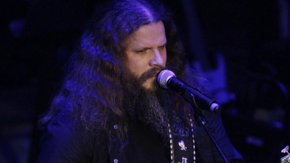 HYLLEST: Jamey Johnson har f�tt med seg �en haug� med countrystjerner for � hylle l�tskriveren (og artisten) Hank Cochran, som d�de i 2010. Foto: Mark Humphrey / AP / NTB Scanpix