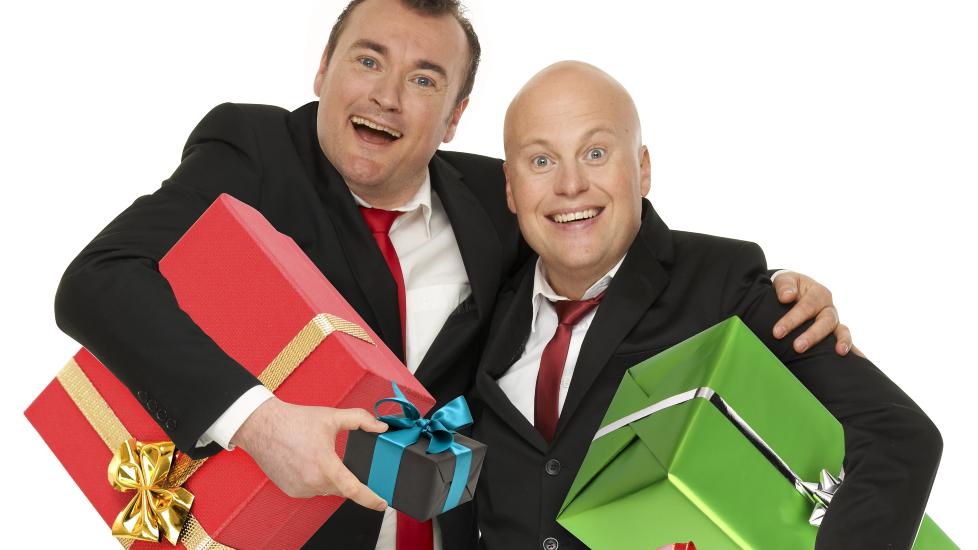 HOHOHO: Morten Gr�tnes og Jonas R�nning deler ut humorgaver i �Julelatter 2012�. Foto: Latter