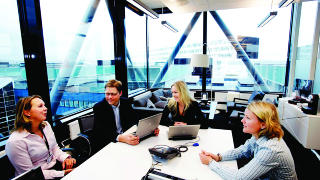 UFORMELL: Fra h�yre:Anitas assistebnt og h�yre h�nd Cecilie Hassing Lervold, direkt�r for storkunder, Petter Moseby, administrerende direkt�r Anita Krogh Trasseth og teknologikonsulent Cathinka Skeie. Foto: KRISTIN SVORTE