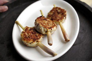 Thai-variant: Med ingef�r, limeblad og sitrongress - fiskekaker p� pinne.