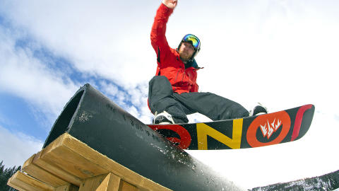 TJUVSTART: David Underland Nosepress testet brettet i forrige uke i Hemsedal. Foto: KALLE H�GGLUND / SKIINFO.NO