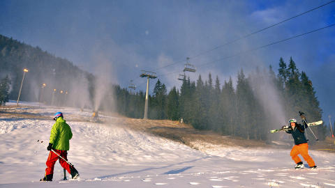 KVITFJELL: Mens sn�kanonene g�r for fullt, er Vibeke F�rst Holtman og Morgan Lewis f�rst p� nylaget sn�. Foto: KVITFJELL ALPINANLEGG