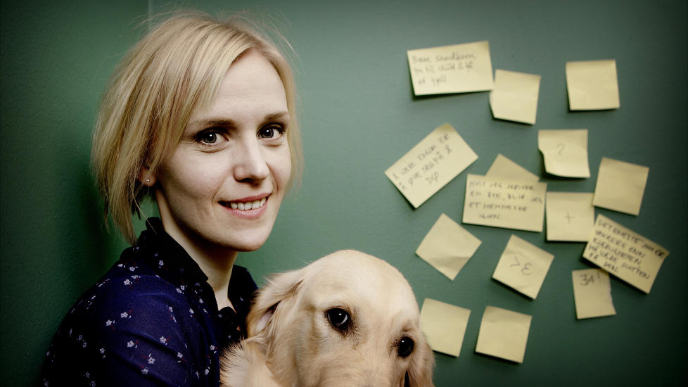 SKRIFTEN P� VEGGEN: B�de post-it-lapper og familiens hund er sentrale medspillere i Kjersti Annesdatter Skomsvold vakre og vonde roman  �Monstermenneske�. Her er hun med golden retriveren Beckett. 
Foto: LARS EIVIND BONES