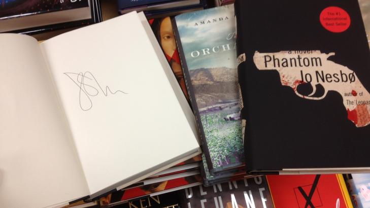 SELGER GODT:  I en bokhandel i San Fransisco ligger signerte eksemplarer av Nesb�s �The Phantom�. Boka er inne p� flere bestselgerlister i USA. Foto: Torgeir Pedersen Krokfjord / Dagbladet