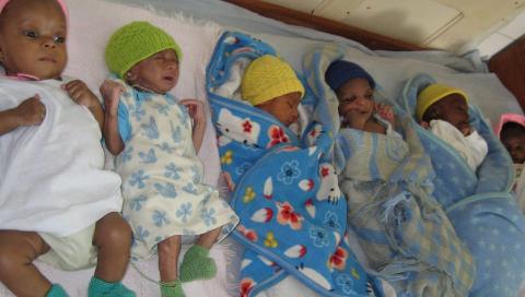 NORSKE STRIKKELUER: Disse nyfødte, liberiske barna har fått hjemmestrikkede luer fra norske givere. FOTO: Leger uten grenser