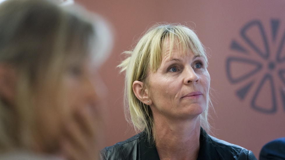 GRUNDIG DAME: Taran Bj�rnstad har skrevet flere ungdomsb�ker og fikk Riksm�lsprisen i 2009. Bak �rets roman - om ei jente med misdannet ansikt - ligger mange timer med samtaler med leger og pasienter p� Rikshospitalet. Foto: BERIT ROALD