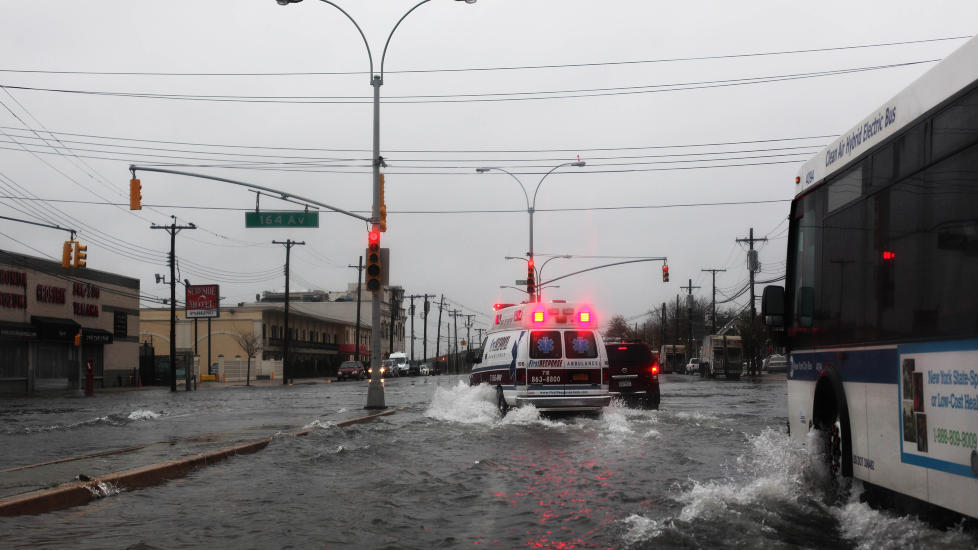 <b>GATER UNDER VANN:</b> Rockaway Beach Boulevard i Queens står her under vann.