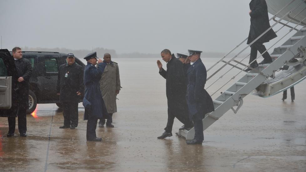 <b>OBAMA HAR LANDET:</b> Tidligere i dag landet Air Force One med president Barack Obama på den militære flybasen i Maryland. Obama har avlyst valgkamparrangementer i Orlando, Florida. Han skal nå følge stormens utvikling fra Washington DC.