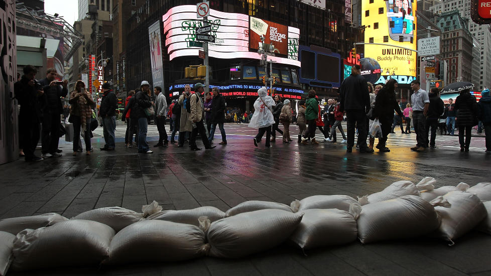 <b>VENTER SPENT:</b> På Manhattan venter folk spent på hvordan Sandy vil berøre dem. Flere steder er det satt opp barrikader. Bildet er fra Times Square.